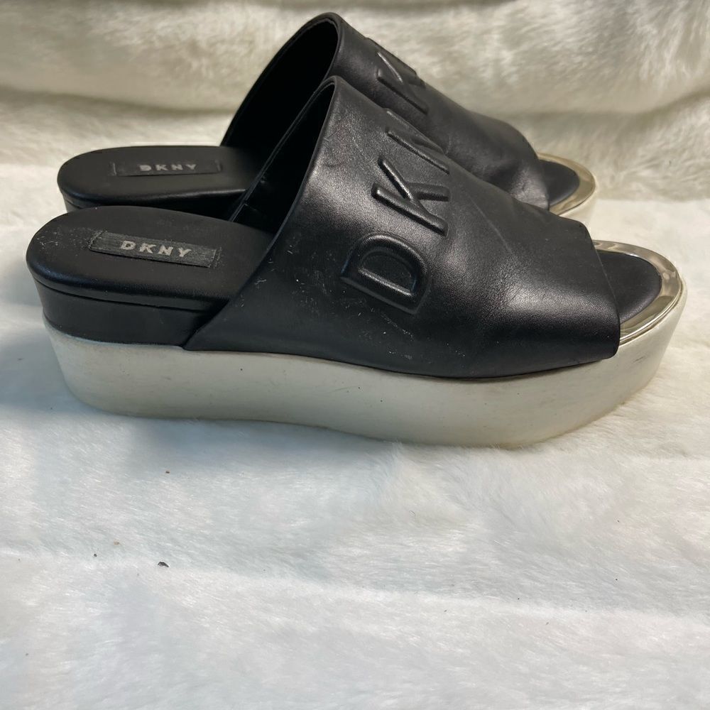 DKNY leather black embossed logo white platform slides sandals size 8
